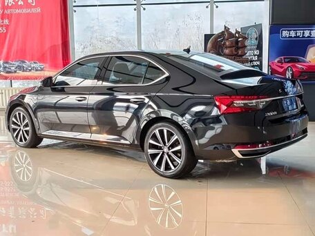 2023 Skoda Superb III Рестайлинг, чёрный, 1730000 рублей, вид 4