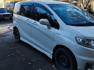 2011 Honda Freed I Рестайлинг, белый, 1094000 рублей, вид 3