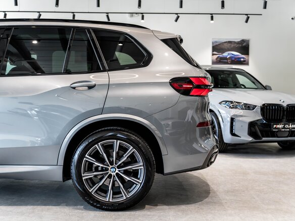 2025 BMW X5 40i IV (G05/G18) Рестайлинг, серый - вид 3