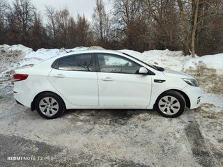 2015 Kia Rio III Рестайлинг, белый, 850000 рублей, вид 3