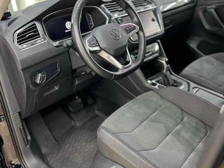 2021 Volkswagen Tiguan II Рестайлинг, чёрный, 3490000 рублей, вид 5