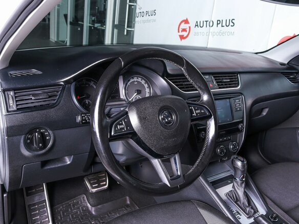 2019 Skoda Octavia III (A7) Рестайлинг, белый, 1430000 рублей - вид 6