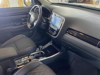 2022 Mitsubishi Outlander III Рестайлинг 3, белый, 2700000 рублей, вид 5