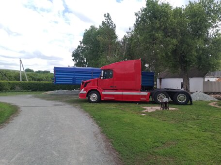 2003 Volvo VNL, красный, 5500000 рублей, вид 2