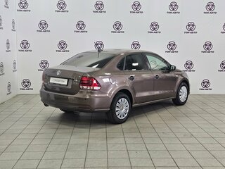 2017 Volkswagen Polo V Рестайлинг, коричневый, 841000 рублей, вид 5