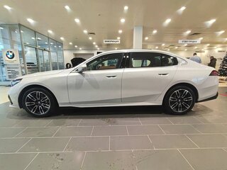 2025 BMW 5 серии Long 530Li xDrive VIII (G60/G61/G68), белый, 8320000 рублей, вид 4