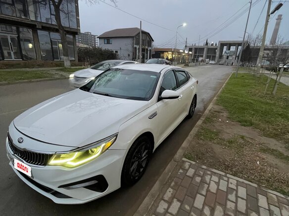 2019 Kia Optima IV Рестайлинг, белый, 1100000 рублей