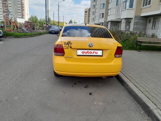 2015 Volkswagen Polo V Рестайлинг, жёлтый, 450000 рублей, вид 3