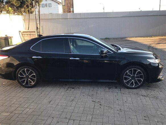 2018 Toyota Camry VIII (XV70), чёрный, 2965000 рублей - вид 2