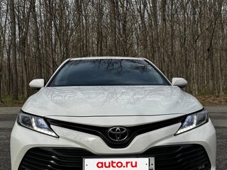 2018 Toyota Camry VIII (XV70), белый, 2100000 рублей, вид 3