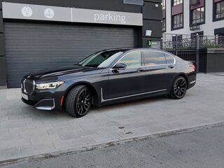 2019 BMW 7 серии 740i VI (G11/G12) Рестайлинг, серый, 4999999 рублей, вид 4