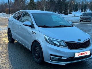 2015 Kia Rio III Рестайлинг, серебристый, 769000 рублей, вид 3