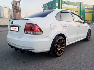 2015 Volkswagen Polo V Рестайлинг, белый, 900000 рублей, вид 4