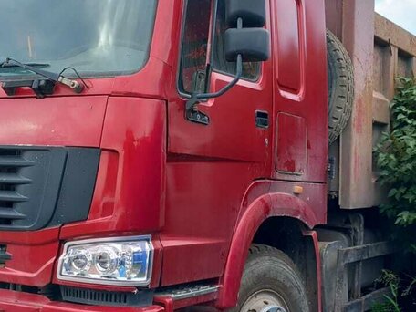 2012 Sinotruk Howo ZZ3327, красный, 3000000 рублей, вид 4
