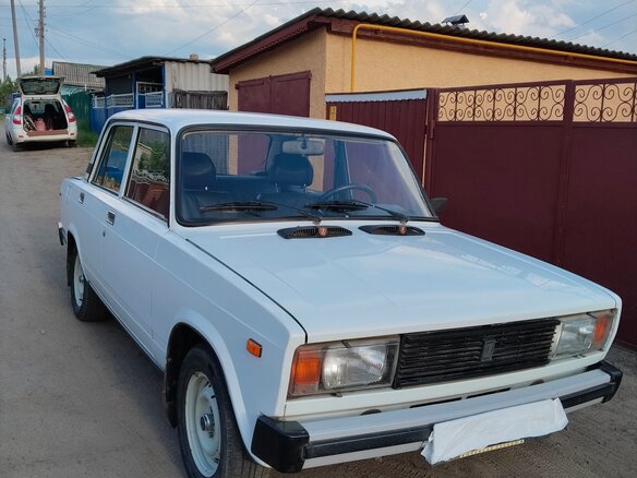 1999 Lada (ВАЗ) 2105, белый, 200000 рублей