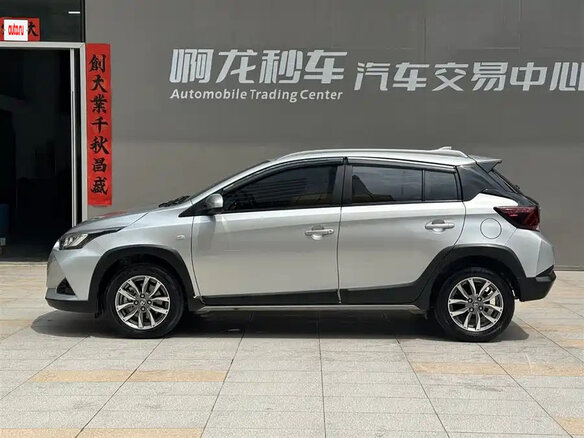 2021 Toyota Yaris L X XP150 Рестайлинг, серебристый, 1130017 рублей - вид 6
