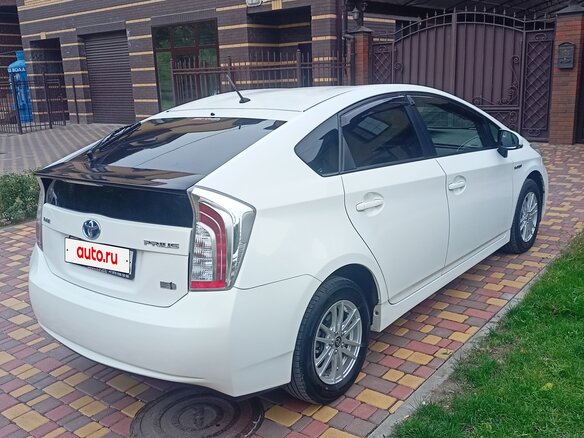 2013 Toyota Prius III Рестайлинг (XW30), белый, 1470000 рублей - вид 3