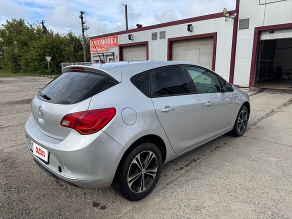 2013 Opel Astra J Рестайлинг, серебристый, 520000 рублей - вид 2