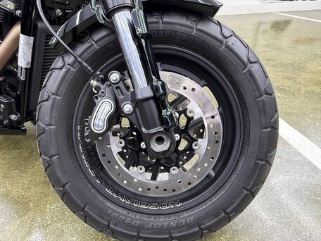2023 Harley-Davidson Fat Bob, чёрный, 2100000 рублей, вид 2
