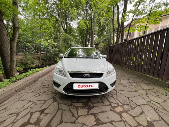 2011 Ford Focus II Рестайлинг, белый, 490000 рублей - вид 2