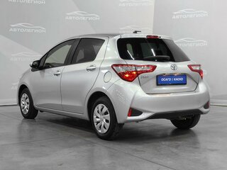 2019 Toyota Vitz III (XP130) Рестайлинг 2, серебристый, 955000 рублей, вид 3