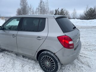 2013 Skoda Fabia II Рестайлинг, бежевый, 400000 рублей, вид 4