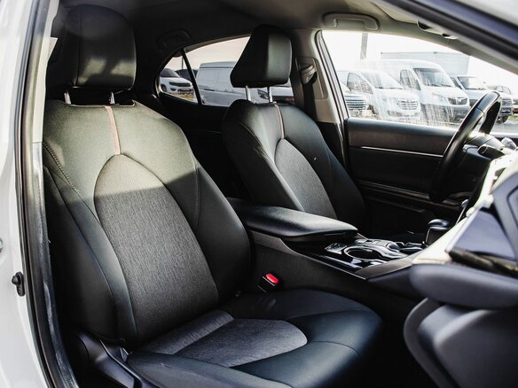 2020 Toyota Camry VIII (XV70), белый, 2399000 рублей - вид 10
