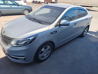 2016 Kia Rio III Рестайлинг, серебристый, 1050000 рублей, вид 2