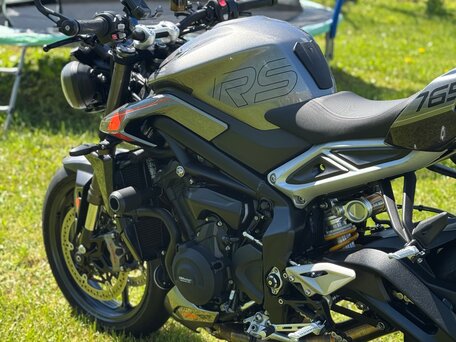 2024 Triumph Street Triple, серый, 1290000 рублей, вид 3
