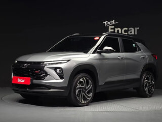 2023 Chevrolet TrailBlazer III Рестайлинг, серебристый, 2140000 рублей, вид 1