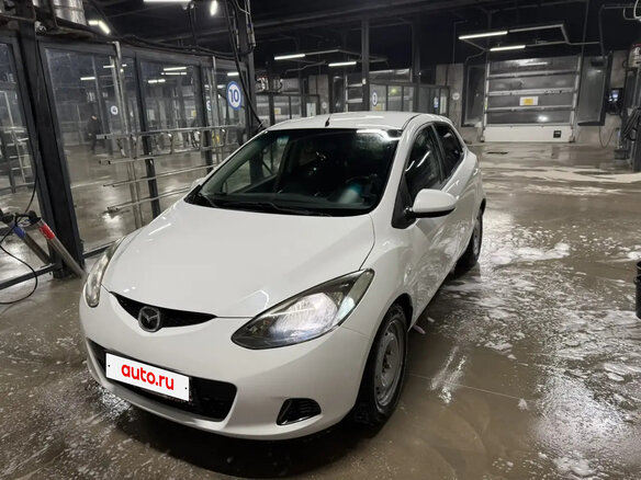 2014 Mazda 2 II Рестайлинг (DE2), белый - вид 1