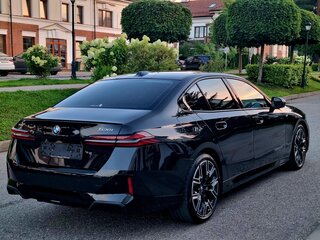 2025 BMW 5 серии 530i xDrive VIII (G60/G61/G68), чёрный, 9000000 рублей, вид 4