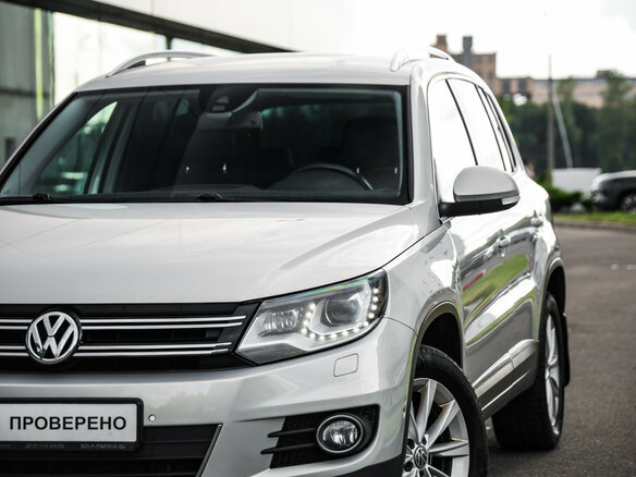 2016 Volkswagen Tiguan I Рестайлинг, серебристый - вид 1