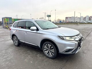 2019 Mitsubishi Outlander III Рестайлинг 3, серебристый, 1996000 рублей, вид 2