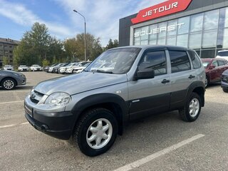 2013 Chevrolet Niva I Рестайлинг, серебристый, 649000 рублей, вид 2