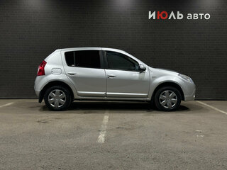 2013 Renault Sandero I, серебристый, 590000 рублей, вид 4