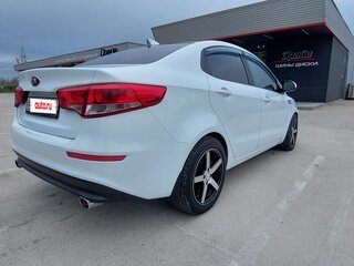 2017 Kia Rio III Рестайлинг, белый, 1250000 рублей, вид 5