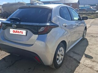 2021 Toyota Yaris IV, серебристый, 1170000 рублей, вид 4