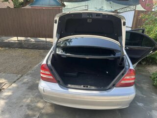 2005 Mercedes-Benz C-Класс 230 II (W203) Рестайлинг, серебристый, 630000 рублей, вид 3