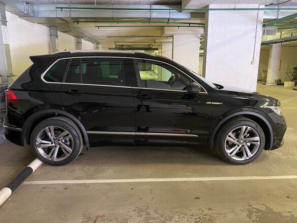 2021 Volkswagen Tiguan II Рестайлинг, чёрный, 4350000 рублей - вид 3