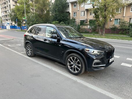 2020 BMW X5 40i IV (G05/G18), чёрный, 5150000 рублей, вид 2