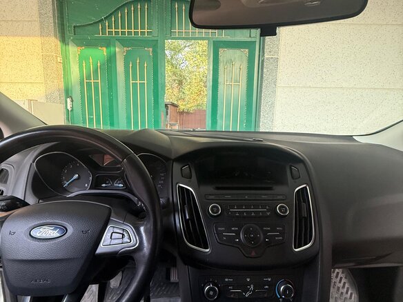 2015 Ford Focus III Рестайлинг, белый, 1100000 рублей - вид 2