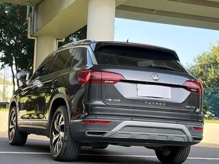 2022 Volkswagen Tayron I, чёрный, 2099999 рублей, вид 5