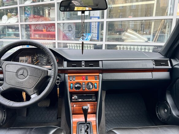 1995 Mercedes-Benz E-Класс 200 I (W124), чёрный, 875000 рублей - вид 10