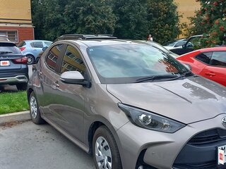 2021 Toyota Yaris IV, золотистый, 1350000 рублей, вид 4