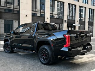 2025 Toyota Tundra Crew Max CrewMax III, чёрный, 11990000 рублей, вид 3