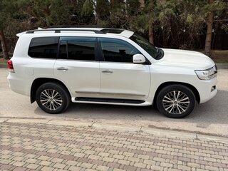 2015 Toyota Land Cruiser 200 Series Рестайлинг 2, белый, 5500000 рублей, вид 3