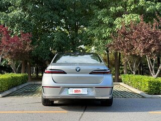 2026 BMW i7 xDrive60 I (G70), серебристый, 15333666 рублей, вид 5