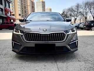 2022 Skoda Octavia IV (A8), серебристый, 2143000 рублей, вид 2