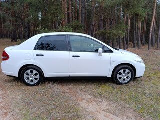 2010 Nissan Tiida I Рестайлинг, белый, 825000 рублей, вид 4